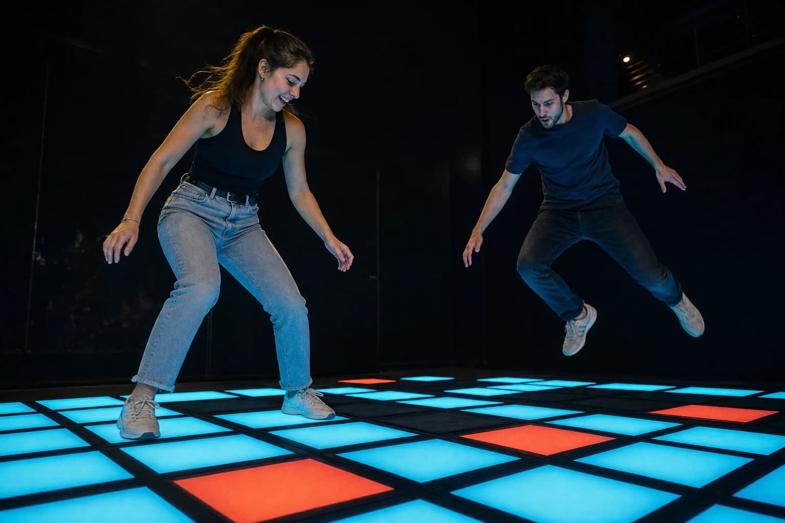 Jugadores avanzando sobre las baldosas iluminadas de la sala LED de Motion Levels