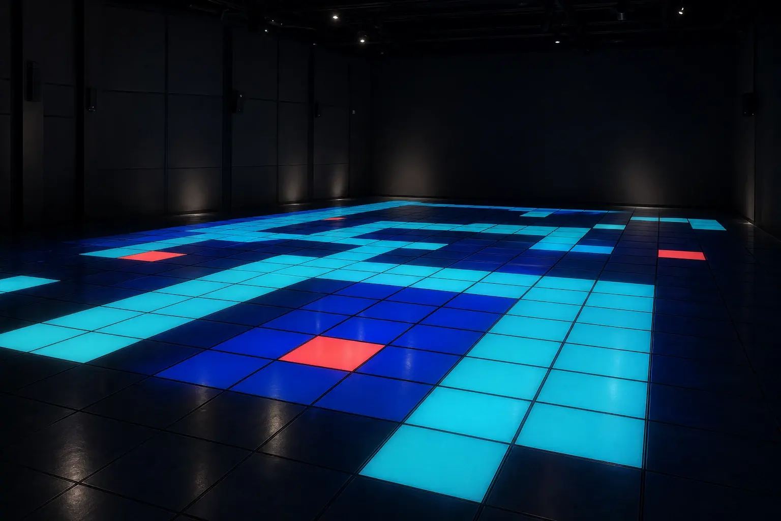 Sala oscura con un amplio suelo de baldosas LED iluminadas